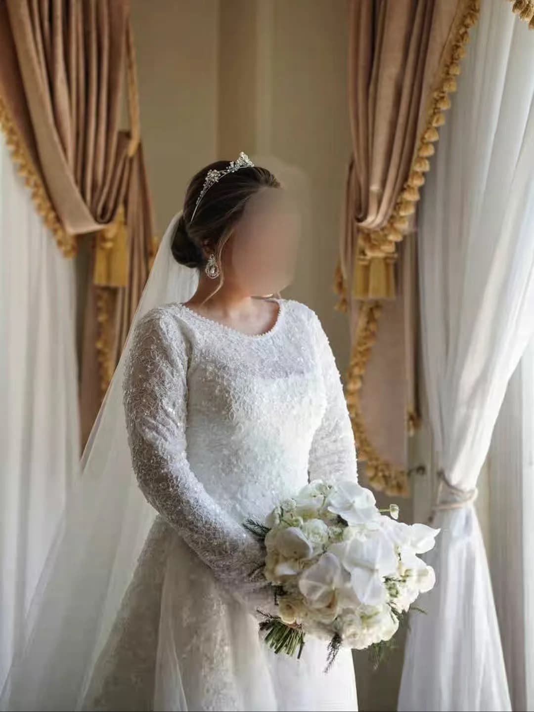لباس عروس شخصیدوز، رنگ سفید، جنس تور و ساتن، بلند، آستینبلند، یقه گرد